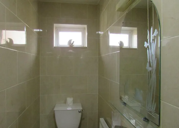 Watersedge Seaviews בית הארחה 4*