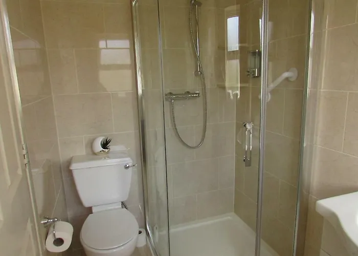 Watersedge Seaviews בית הארחה 4*